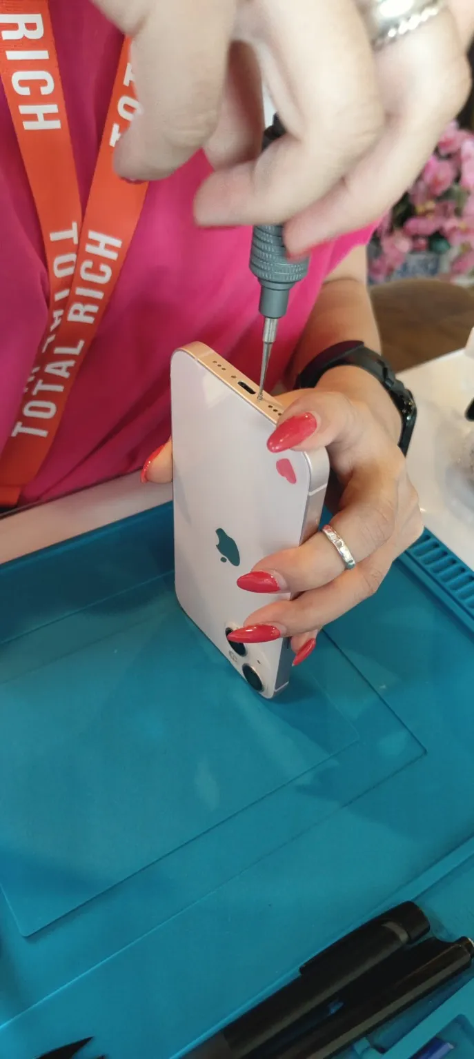 ドライバーでiPhoneを分解する手元