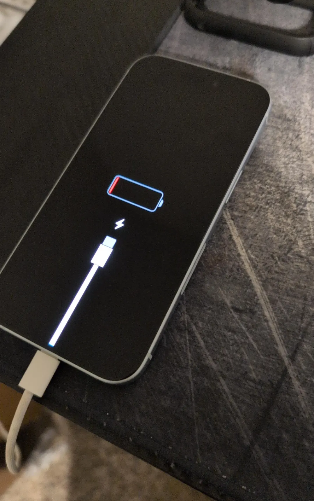 スマートフォンの充電端子にケーブルを挿しても充電できない症状