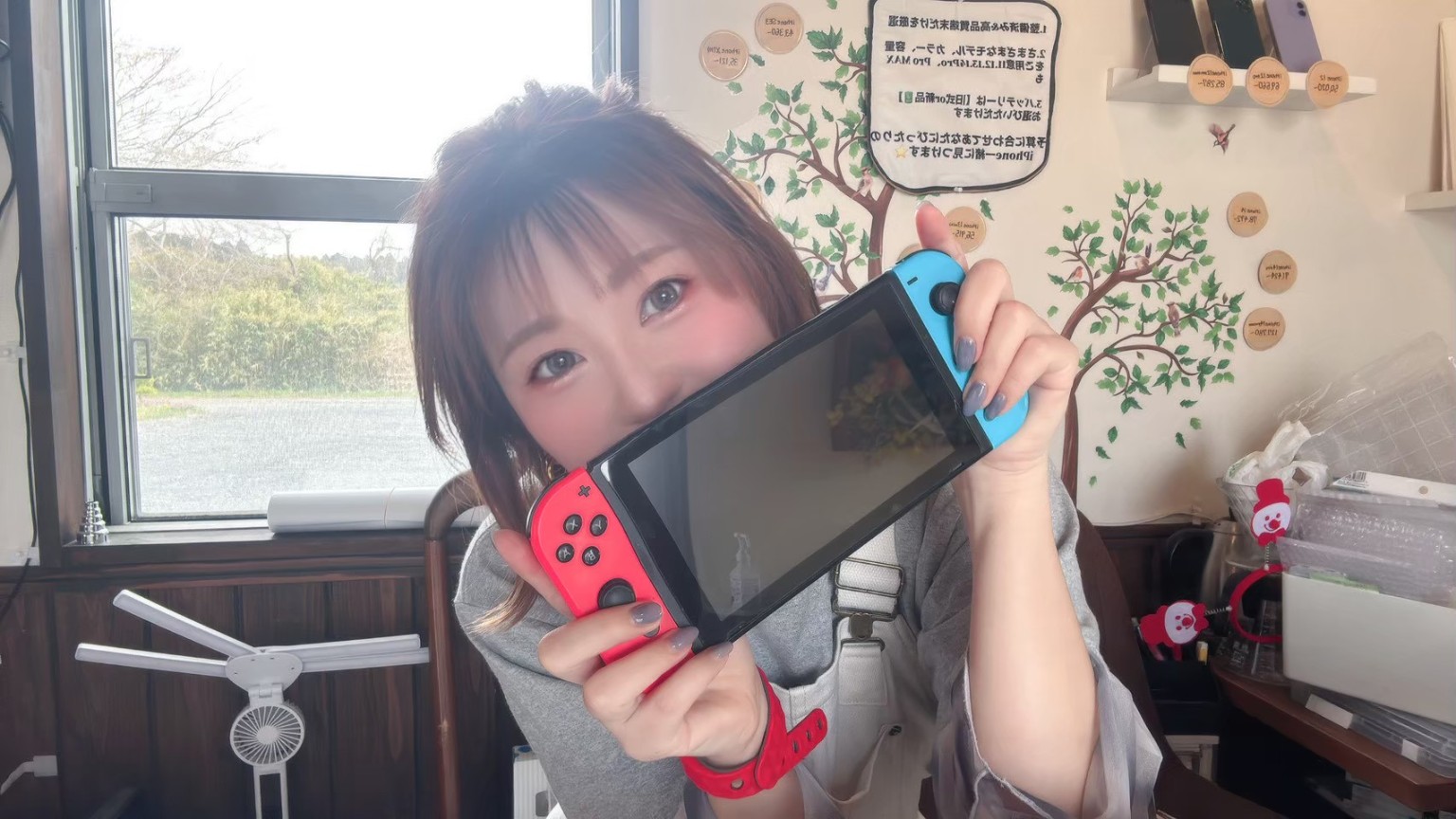 Nintendo Switchを手にするスタッフ